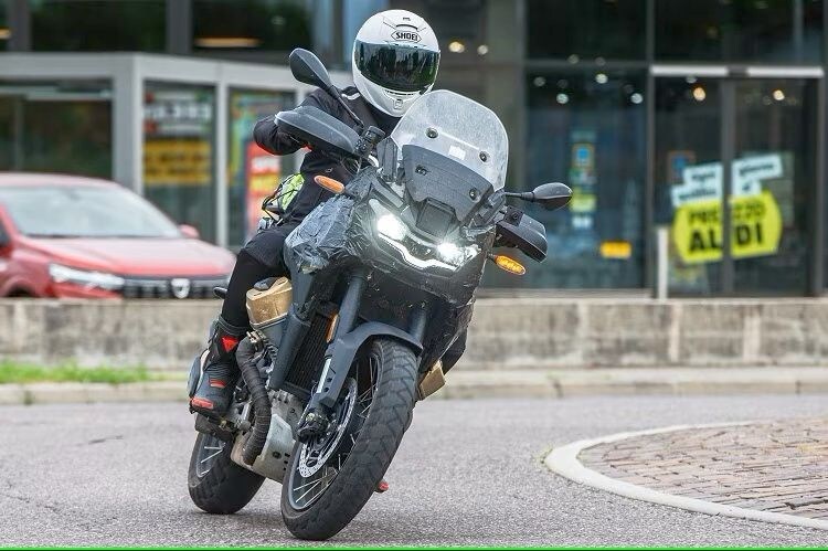 <div class='descrGalleryTitle'>Moto Guzzi V100 Stelvio</div><div class='descrGalleryText'><p>Anche qui, più che nell'ambito delle supposizioni, siamo di fronte a una solida realtà: come avvenuto per Aprilia con il 660, anche la piattaforma V100 partorirà l’attesissima evoluzione in senso touring-crossover. Erede di una moto molto amata, ma che non ha raccolto quanto avrebbe meritato, sarà una delle novità più attese di EICMA 2023. La moto è stata vista nei collaudi e anticipata più volte nel corso dell'anno, per cui l'effetto sorpresa non sarà così clamoroso. Il motore V100 è molto diverso da tutti quelli che l’hanno preceduto, e senza dubbio la Stelvio farà il pieno di elettronica; resta da capire se avrà le carte in regola per sfidare i riferimenti della categoria e se guarderà già alla regina BMW R 1300 GS o, più prosaicamente, alla regina delle tourer medie, la Yamaha Tracer 9.</p>
</div>